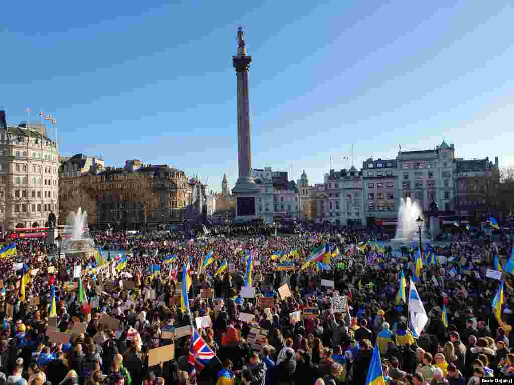 La Londra, zeci de mii de oameni au inundat Piața Trafalgar cu steaguri ucrainene și afișe. Mesajele sunt transmise în fiecare limbă, inclusiv în română. Un protestatar român a venit la demonstrație cu un afiș cu textul&nbsp;&bdquo;Alături de Ucraina. Stop the War!&quot;