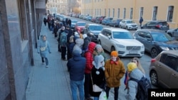 Санкт-Петербургдагы банктын алдында чет элдик валюта алуу үчүн кезекке тургандар. 28-февраль, 2022-жыл.