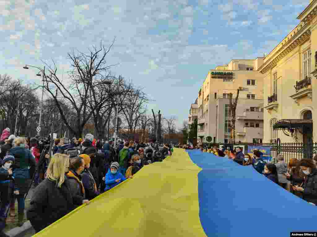 Peste o mie de oameni au ieșit în stradă la București într-o demonstrație pașnică. O parte dintre ei s-au reunit în fața Ambasadei Ucrainei, în timp ce alt grup s-a strâns în fața Ambasadei Rusiei. Cele două grupuri s-au întâlnit timp de câteva minute în fața Ambasadei Rusiei. 
