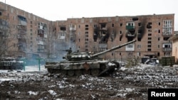 Z тамгасы менен белгиленген танка. Волновоха шаары, 2022-жыл, 11-март.