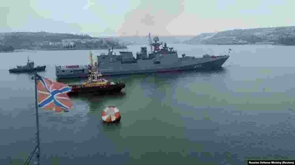 Фрегат ВМФ Росії «Адмірал Ессен» бере участь у навчаннях у Чорному морі неподалік Криму, 26 січня 2022 року