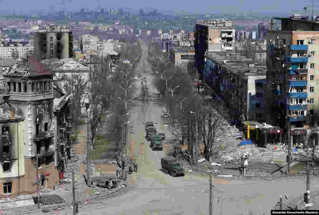 До: центр Маріуполя, міста в Донецькій області, де колись проживали приблизно 420 000 людей, сфотографований у 2019 році. Після: те саме маріупольське перехрестя, сфотографоване у квітні 2022 року, після захоплення міста російськими військами