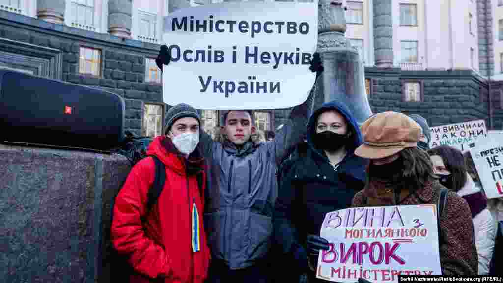 У відповідь Студентська колегія НаУКМА ініціювала протест під гаслом «Міністр тимчасовий, Могилянка – вічна!», на 4 лютого біля Кабінету міністрів