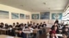 "Маош кам, мушкилӣ бисёр". Чаро омӯзгорони оянда аз кор "мегурезанд"?