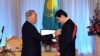 Президент Казахстана Нурсултан Назарбаев награждает своего туркменского коллегу Гурбангулы Бердымухамедова орденом "Достык". Астана, 18 апреля 2017 года