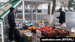 Gök önümleriň söwdasy. Aşgabat, 2021-nji ýylyň dekabry (illýustrasiýa suraty)