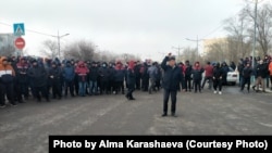 Жанаозенцы вышли на протест 2 января. Ночь на понедельник сотни людей провели на центральной площади.