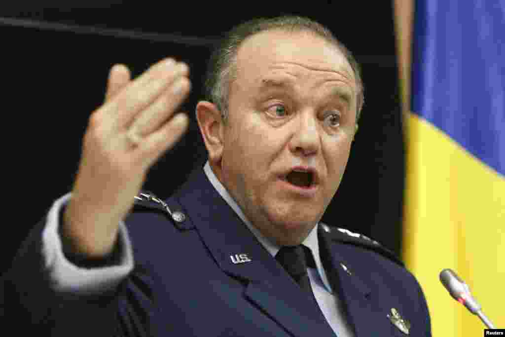 Головнокомандувач об’єднаних збройних сил НАТО в Європі, генерал Філіп Брідлав на прес-конференції в Києві, 26 листопада 2014 року 