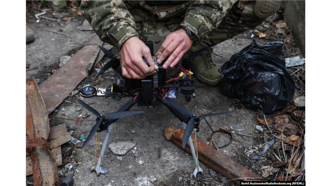 Un soldat ucrainean din unitatea militară a lui Ilia Lif manevrează o dronă FPV.