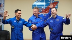 Астронавт NASA Френк Рубіо (ліворуч) та космонавти «Роскосмосу» Сергій Прокопієв та Дмитро Петелін перед польотом на МКС. Байконур (Казахстан), 20 вересня 2022 року (архів)