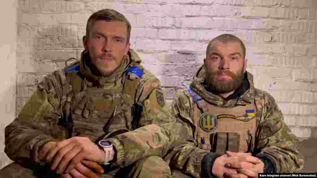 Зліва направо: Денис Прокопенко («Редіс»), командир окремого загону спецпризначення «Азов» Національної гвардії України та виконувач обов’язків командира 36-ї окремої бригади морської піхоти Сергій Волинський («Волина») на заводі «Азовсталь» під час відеозвернення у квітні 2022 року