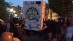 Боја за Антикорупциска и споменик „пералница за пари“