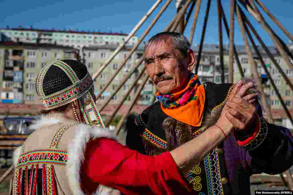 Нганасаны – самая северная народность в Евразии. Число нганасанов не превышает 900 человек. В основном они занимаются оленеводством и охотой. Название народности в переводе означает "товарищ".