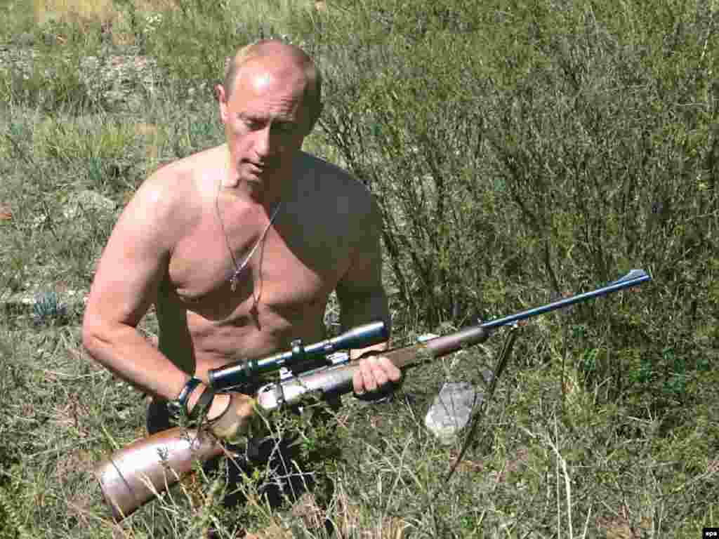 Köynəksiz Putin 2007-ci ilin avqustunda dağda ov edir.