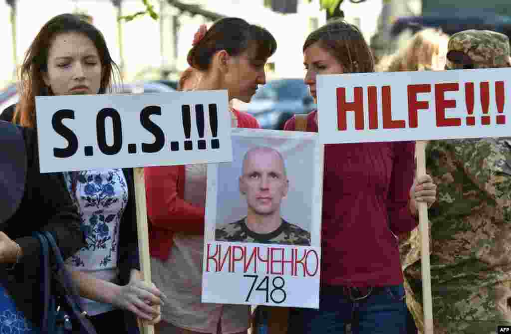 Під стіни німецького посольства та посольства Франції прийшли матері українців, які знаходяться у полоні в так званих «ЛНР» та «ДНР», а також рідні й друзі. Вони звернулися до представників обох країн, аби ті вплинули на якнайшвидше вирішення конфлікту і звільнення військовополонених. За даними на серпень цього року, зниклими безвісти внаслідок війни є 498 осіб. Київ, 14 вересня 2016 року БІЛЬШЕ ПРО ЦЕ