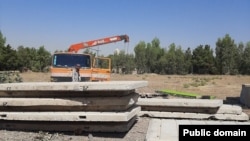 نمایی از کشیدن دیوار جدید بتنی در اطراف محوطه گورستان خاوران؛ منتشر شده در شبکه‌های اجتماعی 