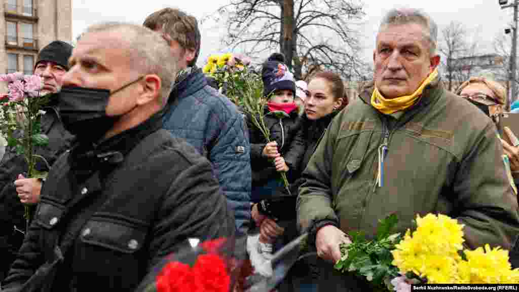 Близько сотні людей, серед яких були родини загиблих та учасники подій Революції гідності, прийшли вшанувати пам'ять загиблих.