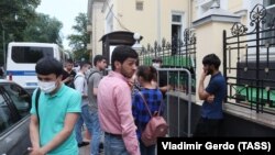 Граждане Таджикистана у здания посольства РТ в Москве, июль 2020 года