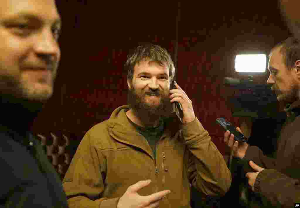 Заступник командира полку «Азов» Святослав Паламар, якого звільнили з полону в результаті обміну полоненими між Росією та Україною, у Туреччині розмовляє по телефону