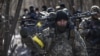 Українські військові під час операції зі звільнення населеного пункту на Київщині, де перебувають російські сили. 10 березня 2022 року 