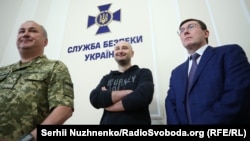 Зліва направо: голова Служби безпеки України Василь Грицак, журналіст Аркадій Бабченко та генпрокурор України Юрій Луценко під час брифінгу СБУ. Київ, 30 травня 2018 року