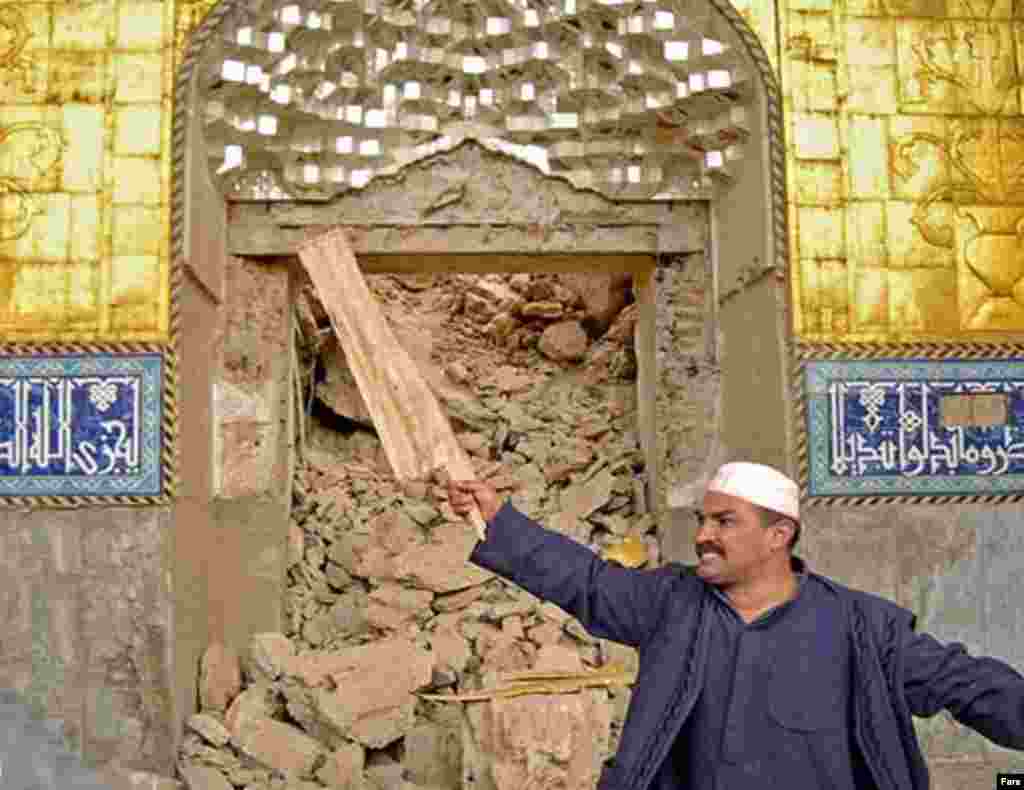 در کاشی کاری درون اين بقعه نام ناصر الدين شاه قاجار ثبتشده است که در سفر عتبات خود، توانست از آنجا بازديد کند. کاشی کاری های صحن و سر درهای ورودی از دوره قاجاريه است