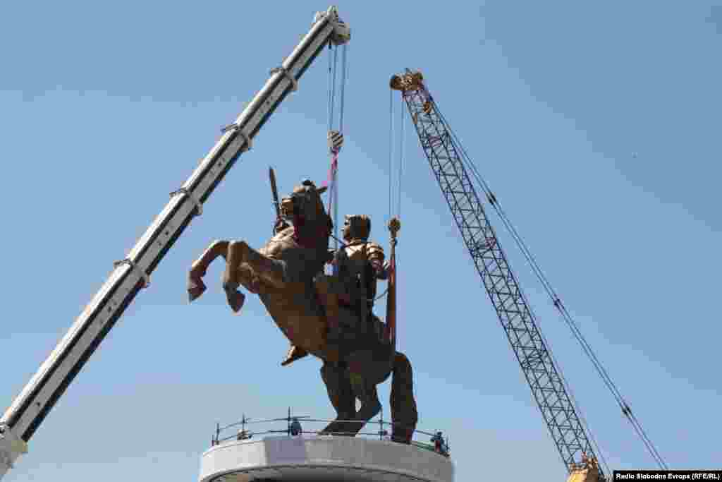 Makedonija - Postavljanje spomenika Aleksandru Velikom na centralnom trgu u Skopju, 21.06.2011.