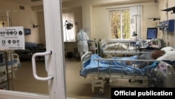 Armenia -- A COVID-19 patient and a medic at the intensive care unit of Surp Grigor Lusavorich hospital, Yerevan, May 10, 2020. (A photo by the Armenian Mnistry of Health)