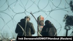 Мігранты на беларуска-польскай мяжы. Архіўнае фота