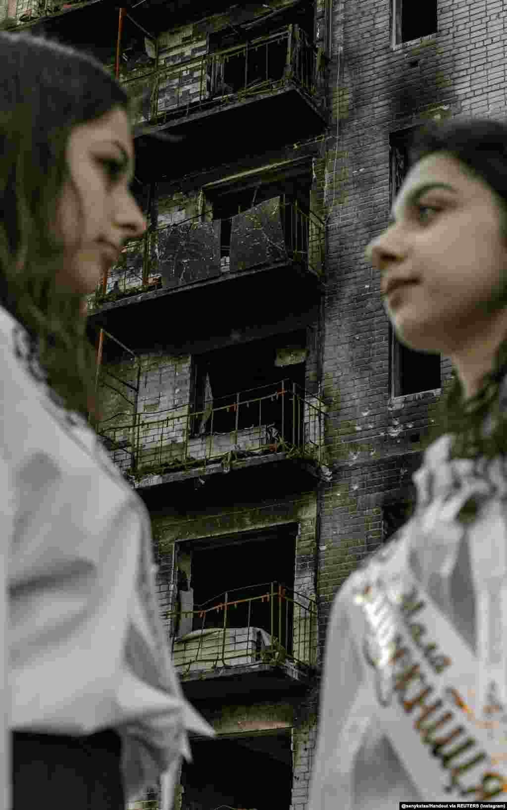 „Овие фотографии им помагаат да заздрават. Сеник беше особено трогнат од една мајка. „Не можам да ја опишам емоцијата што ја почувствував откако ми се заблагодари“. 