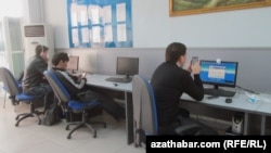 Aşgabatdaky bir Internet kafeniň müşderileri. Illýustrasiýa suraty. Arhiwden alyndy, 2015 ý. 