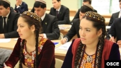 Türkmenistanyň Magtymguly adyndaky döwlet uniwersitetiniň studentleri, 2010. 