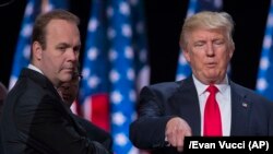 Кандидат-республіканець на посаду президента Дональд Трамп (п) разом із Ріком Ґейтсом (л) на сцені з’їзду Республіканської партії у Клівленді, 21 липня 2016 року