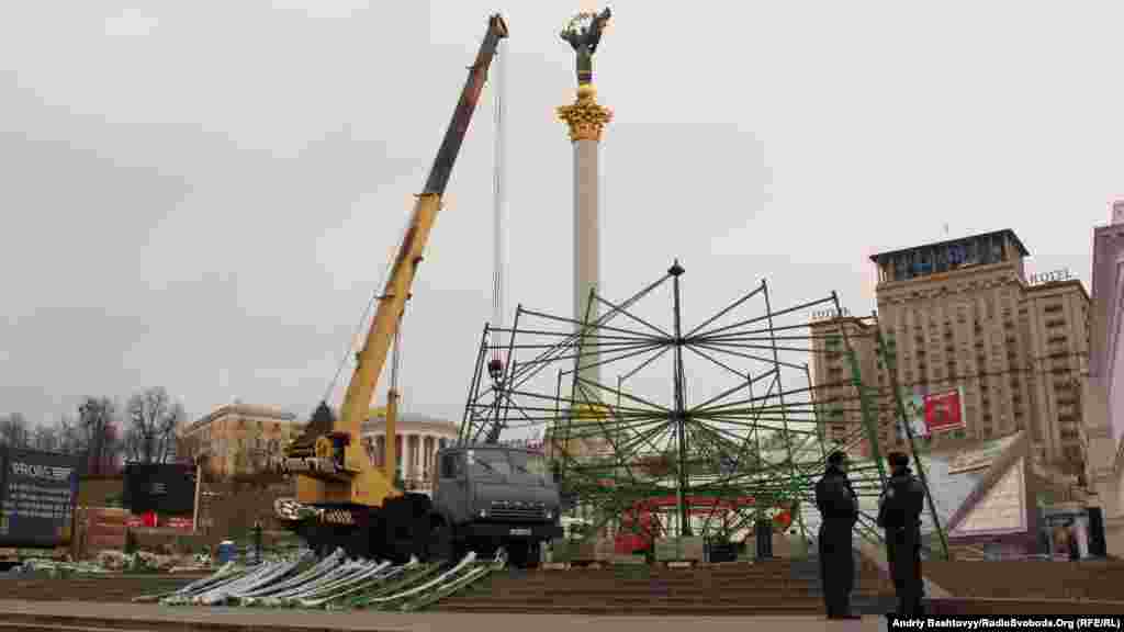 Паралельно зі збором прихильників опозиції, на Майдані збирають каркас новорічної ялинки, відкриття якої призначене на 19 грудня.