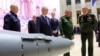 Владимир Путин, его генералы и министры на выставке военной техники. На заднем плане справа от Путина – вице-премьер Денис Мантуров