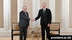 Прэм'ер-міністар Армэніі Нікол Пашыньян (злева) і прэзыдэнт Азэрбайджану Ільхам Аліеў, Абу-Дабі, 10 ліпеня 2025 году 