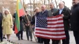 Litwanyň harby tälim meýdançasynda heläk bolan ABŞ esgerleriniň hatyrasy tutulýar.