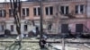 Поліціянт на місці російського удару в Харкові, 7 липня 2025 року