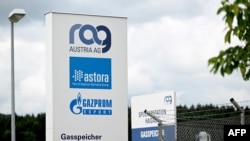 Panou cu siglele Austria AG, Astora și Gazprom Export la intrarea în stația de stocare a benzinei Haidach de lângă Strasswalchen, Austria.