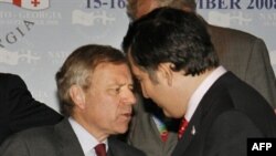 Президент Грузії Міхеїл Саакашвілі та Генеральний секретар НАТО Яап де Гооп Схеффер під час початку роботи роботі Комісії НАТО – Грузія, Тбілісі, 15 вересня 2008 р.