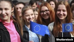 Учасники акції на підтримку інтеграції України та ЄС. Київ, 5 квітня 2016 року