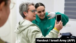 HAMAS 24 ýaşly Romi Goneni, 28 ýaşly Emili Teila Damari we 31 ýaşly Doron Steinbreheri zamunlykdan boşatdy 