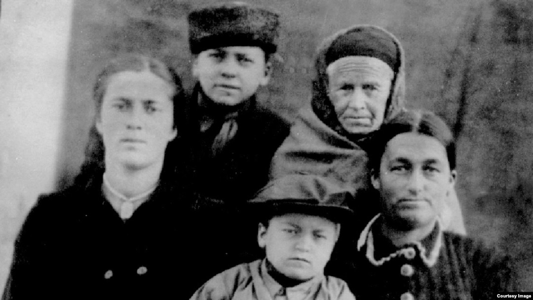 Сім'я Еміралієвих (справа наліво): мати Еміне, бабуся Фатіме, молодший брат Айдер, Джафер, тітка Мабубе, 1946 року