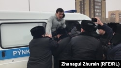 Полиция "митинг орнында" белсенді Сағындық Бекеевті ұстап жатыр. Ақтөбе, 1 наурыз 2020 жыл.