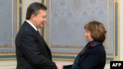Катрін Аштон під час візиту до України, 10 грудня 2013 року