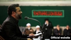 محمود کریمی در حال مداحی در حضور علی خامنه‌ای