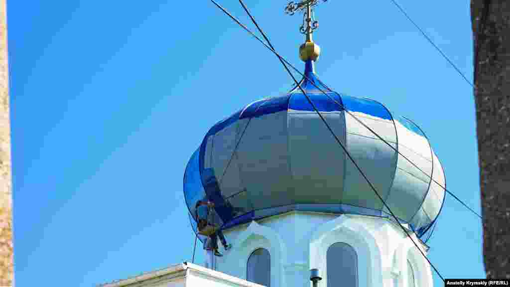 Boyacılar Muqaddes Kseniya Peterburgskayanıñ baş kilsesiniñ qubbesini boyalay 