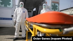 Ambulanțierii spun că mulți dintre bolnavii de Covid cer prea târziu ajutor medical și preferă să se trateze singuri, acasă. Frica de spital este încă o maladie în rândul pacientului român.