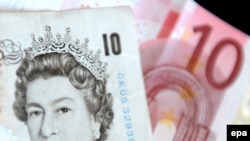 Британці здебільшого мотивують незгоду на євро потребою зберегти національні традиції й тотожність (на фото - банкноти: 10 британських фунтів і 10 евро)