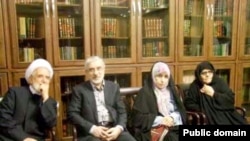 از چپ: مهدی کروبی، میرحسین موسوی، زهرا رهنورد، فاطمه کروبی